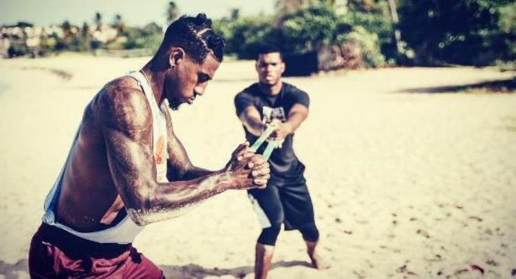 NBA球员休赛期如何训练背着降落伞跑步詹皇高科技装备训练