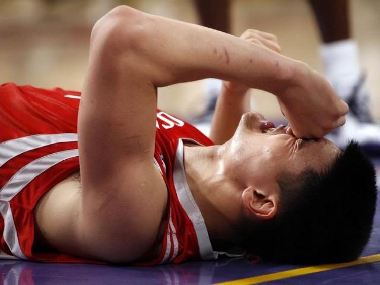 王治郅什么时候进入NBA「中国球员登陆NBA坎坷之路王治郅修改年龄姚明被逼差点退役」