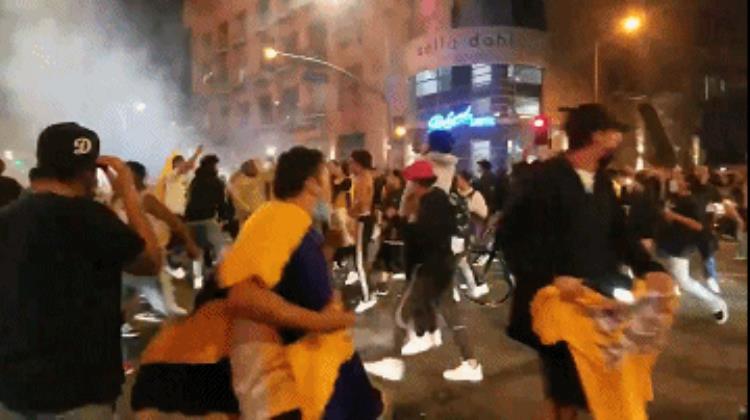 nba进球庆祝「NBA球迷庆祝夺冠爆发冲突警方朝人群发射催泪弹」