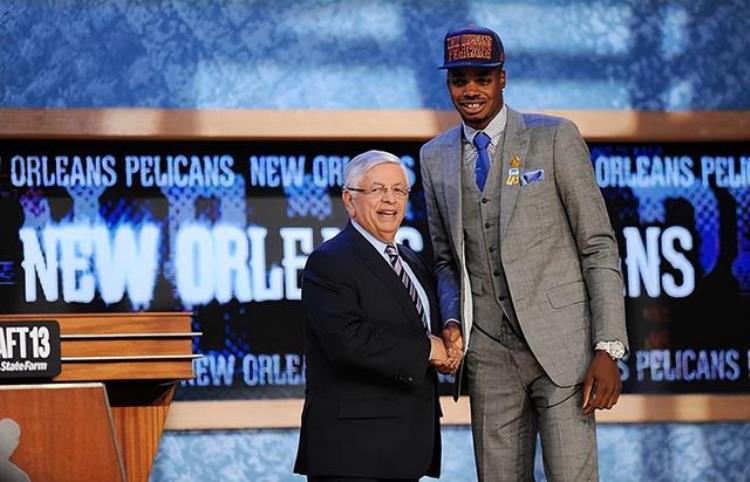 湖人官宣签下2米11中锋「身高2米11曾经的NBA状元热门非顶薪不续约如今又要被交易了」