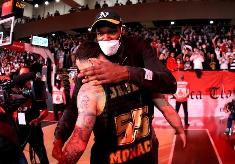 NBA球星度假詹姆斯迪拜奢侈杜兰特看欧冠霍华德朝圣之旅