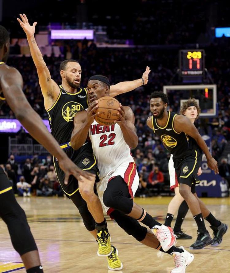 NBA第一硬汉又倒了巴特勒复出8天痛苦扭伤勇士全场球迷送掌声