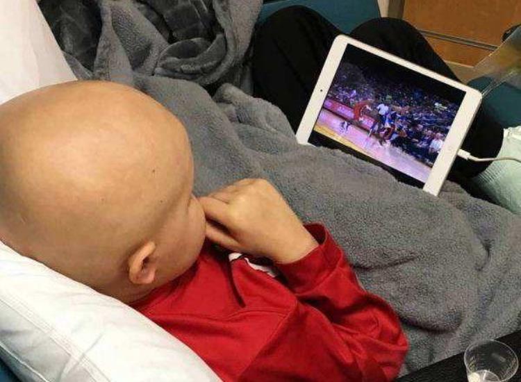 NBA的2个暖心故事库里探望白血病7岁男孩交换各自的签名球衣