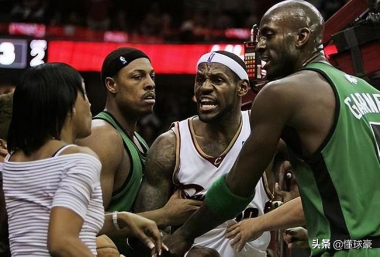 前nba球员沿街乞讨「街头举牌向路人乞讨詹姆斯前队友韦斯特生涯赚了多少薪水」