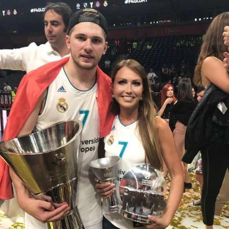 nba东契奇妈妈「东契奇母亲是NBA最美星妈40岁风韵犹存一哥忍不住点赞」