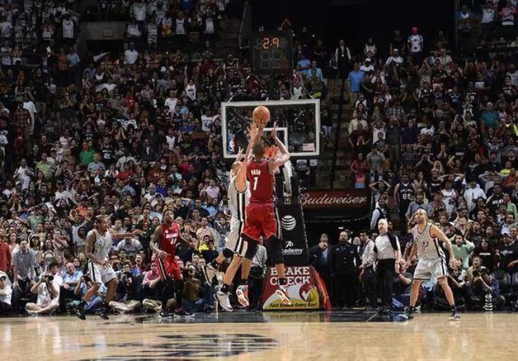 NBA球衣退役仪式「这是NBA历史最激情的球衣退役仪式那怒吼尘封了三巨头的回忆」