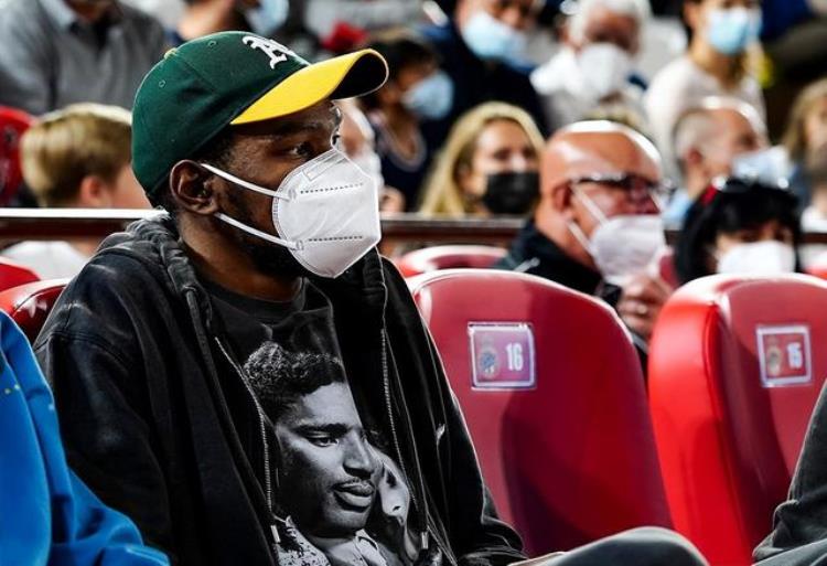 NBA球星度假詹姆斯迪拜奢侈杜兰特看欧冠霍华德朝圣之旅