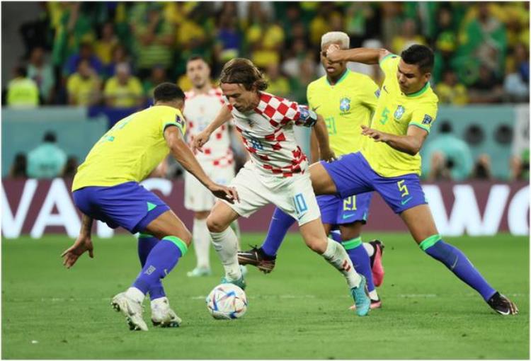 世界杯内马尔被踢「世界杯出局别让内马尔背锅了貌合神离的巴西队犯了三个错误」