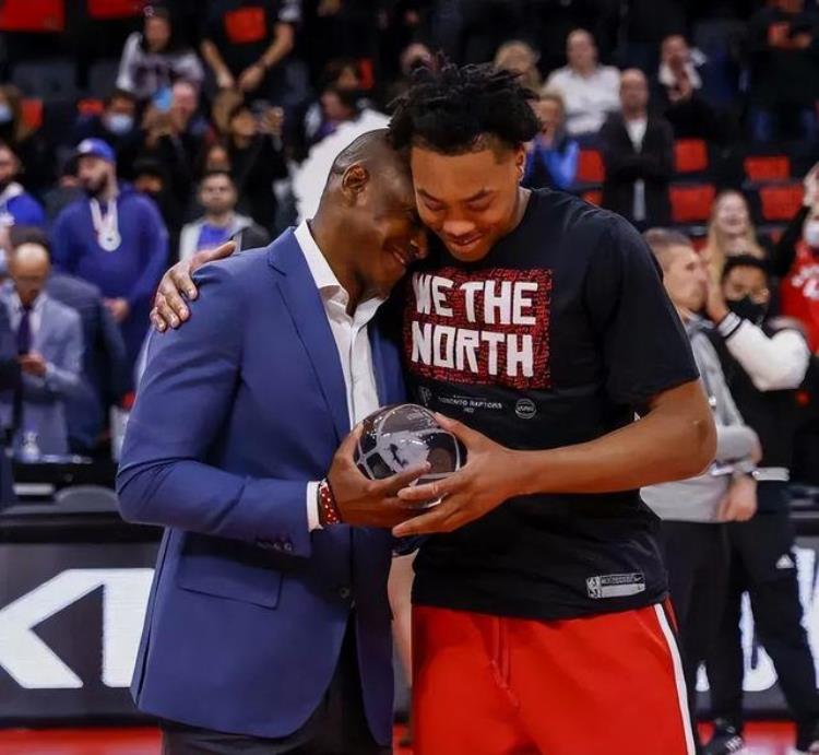 NBA最佳新秀嘲讽詹密舔狗遭詹皇砸头一直记恨承认是科比球迷
