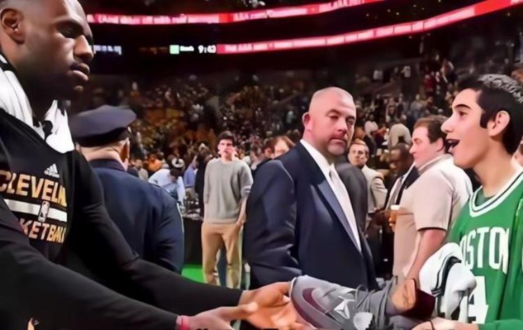 赞美一下nba球星勒布朗詹姆斯的话「赞美一下NBA球星勒布朗詹姆斯」