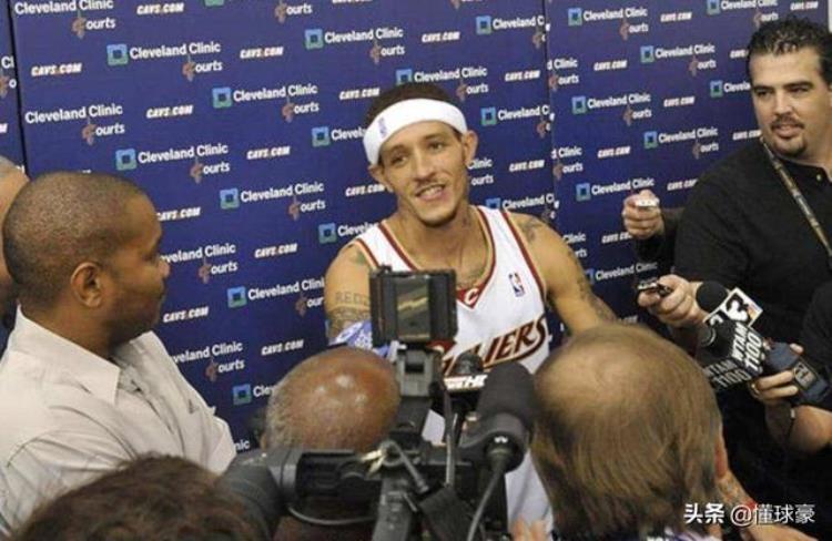 前nba球员沿街乞讨「街头举牌向路人乞讨詹姆斯前队友韦斯特生涯赚了多少薪水」