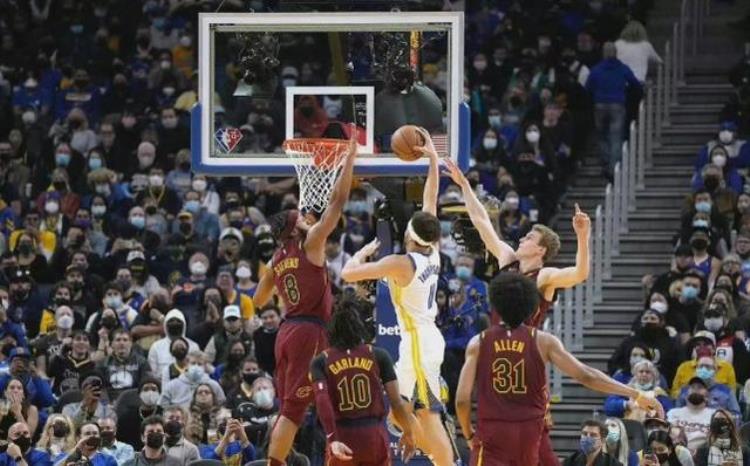 nba中的球员「NBA现役有2个球员全世界球迷都喜欢一个是克莱另一个是谁」