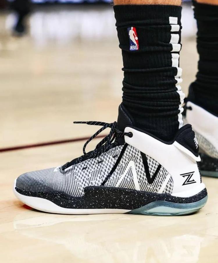 NBA球员上脚锡安2代有点复古李宁拉塞尔支线新配色