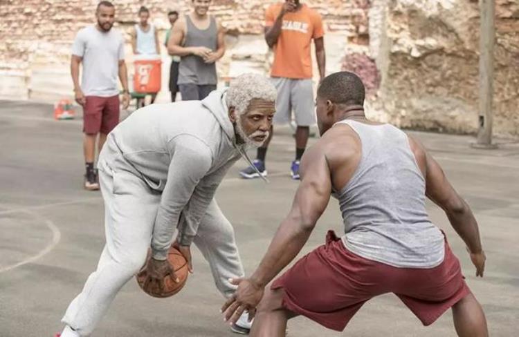 球星扮老人打篮球「NBA球星化妆成老头去篮球场上挑战年轻人结局太精彩」