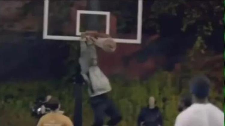 球星扮老人打篮球「NBA球星化妆成老头去篮球场上挑战年轻人结局太精彩」