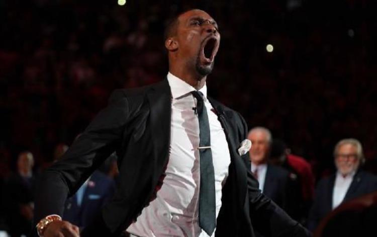 NBA球衣退役仪式「这是NBA历史最激情的球衣退役仪式那怒吼尘封了三巨头的回忆」