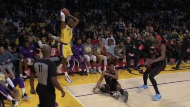 NBA最佳新秀嘲讽詹密舔狗遭詹皇砸头一直记恨承认是科比球迷