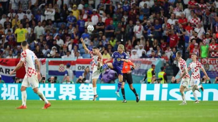 日本主帅森保一谈中国队「世界杯悲壮的24日本队多人落泪森保一对着球迷90度鞠躬致歉」