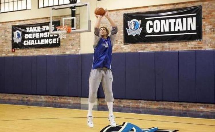 NBA球员休赛期如何训练背着降落伞跑步詹皇高科技装备训练