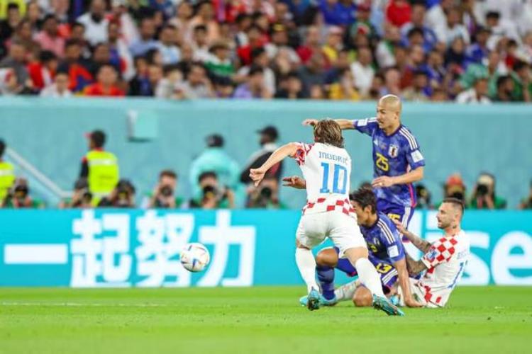 世界杯悲壮的24日本队多人落泪森保一对着球迷90度鞠躬致歉