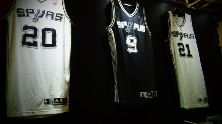 nba球员的球衣为什么要塞裤子里「多方面解答为什么NBA比赛中球衣一定要塞到球裤里」