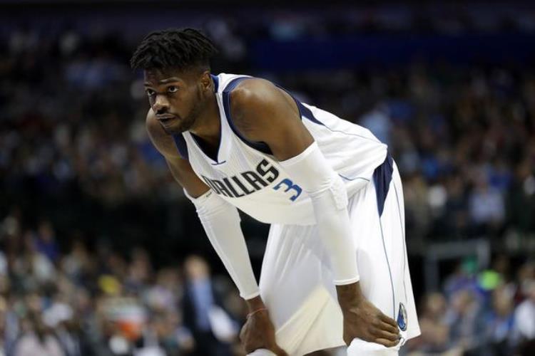 湖人官宣签下2米11中锋「身高2米11曾经的NBA状元热门非顶薪不续约如今又要被交易了」