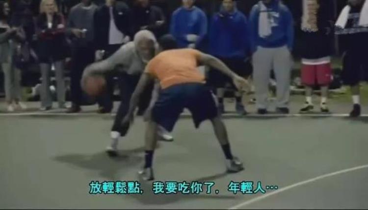 球星扮老人打篮球「NBA球星化妆成老头去篮球场上挑战年轻人结局太精彩」