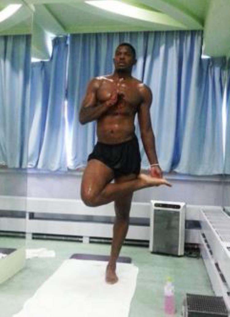 NBA球员休赛期如何训练背着降落伞跑步詹皇高科技装备训练