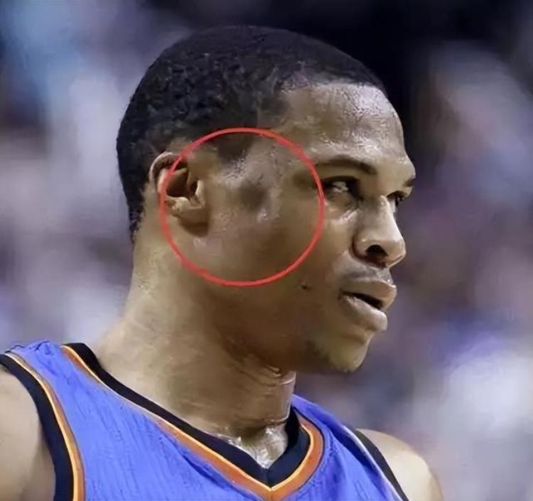 NBA对抗强度有多夸张詹姆斯踩出刹车印威少脸被撞出坑