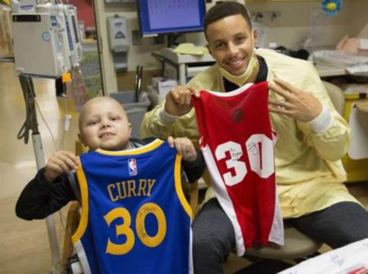 NBA的2个暖心故事库里探望白血病7岁男孩交换各自的签名球衣