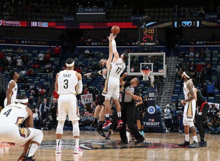 NBA掉鞋「NBA罕见搞笑一幕快船球星掉鞋后光脚突破抛投命中也是拼了」