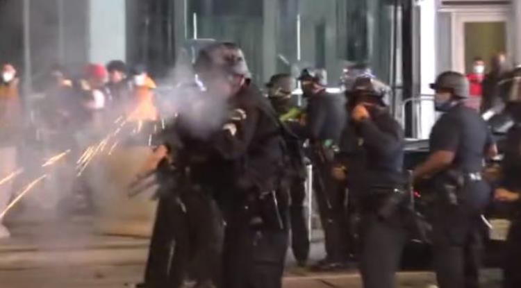 NBA球迷庆祝夺冠爆发冲突警方朝人群发射催泪弹