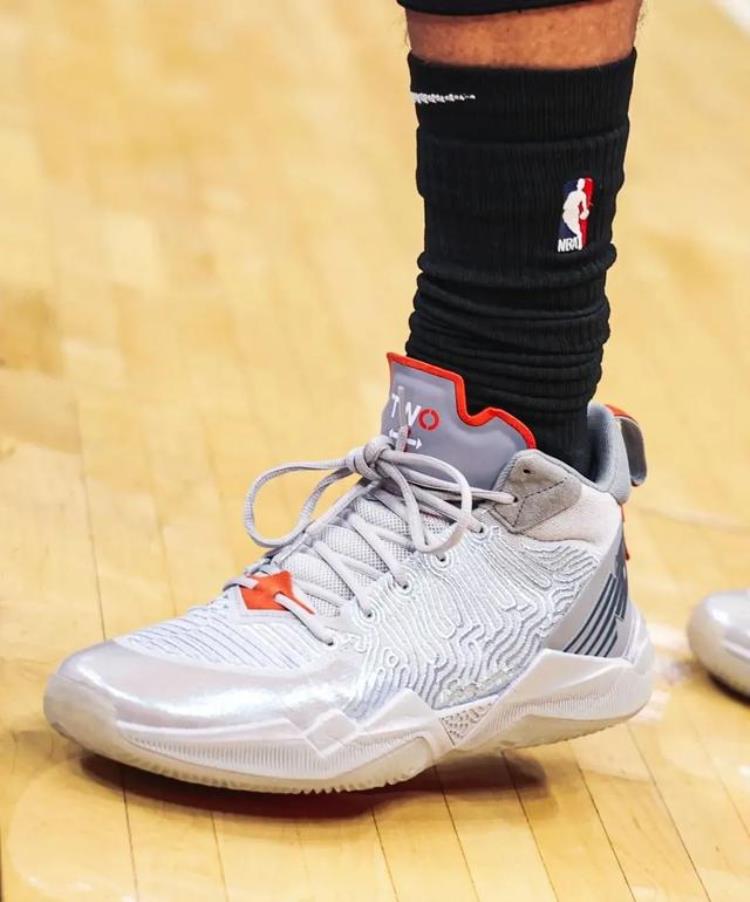 德罗赞穿科比鞋「NBA球员上脚德罗赞2双科比战靴匹克和李宁的球鞋都有」