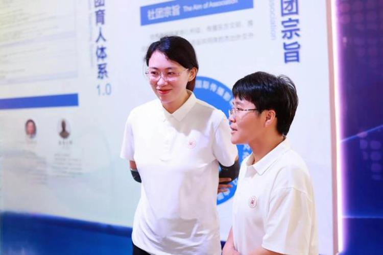 他会打乒乓球也会打篮球「假如姚明一边打篮球练乒乓球又踢足球他还会成为扣篮高手吗」