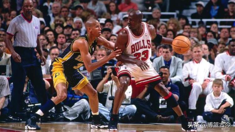 乔丹为什么是篮球历史第一人「为什么乔丹是公认的NBA第一人不抱团建立王朝工龄短荣誉最多」