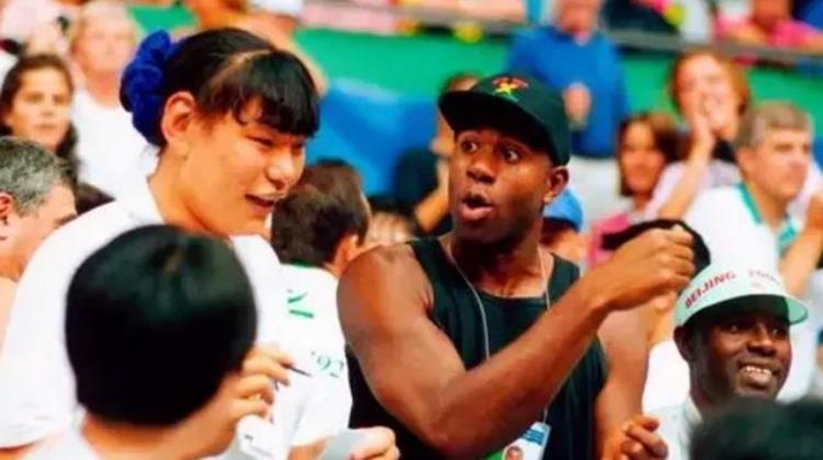 奥尼尔和郑海霞合影「为何说郑海霞是女版奥尼尔看了这4张跟NBA球星合影你就懂」