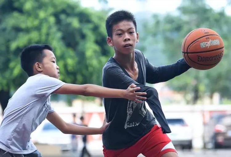 阿里巴巴蔡崇信正式邀请独臂励志篮球少年张家城去自己的NBA球队