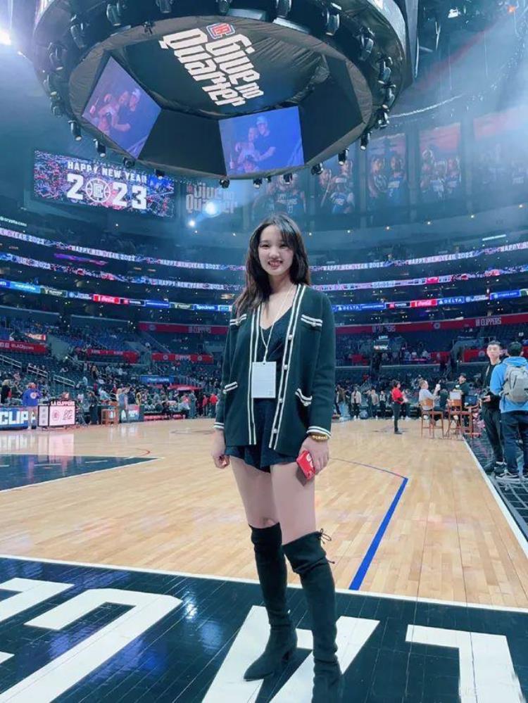 NBA烤肉姐「NBA美女名记烤肉姐晒照与卡隆巴特勒一起吃烤肉这身材绝了」