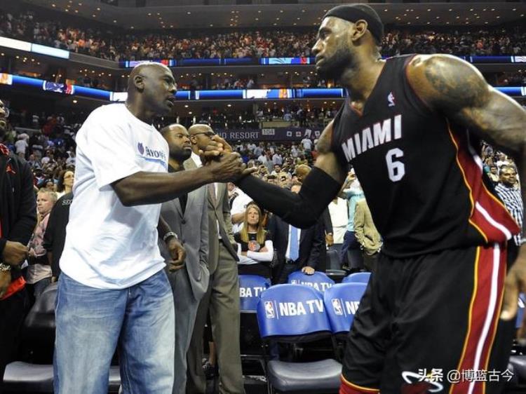 乔丹为什么是篮球历史第一人「为什么乔丹是公认的NBA第一人不抱团建立王朝工龄短荣誉最多」