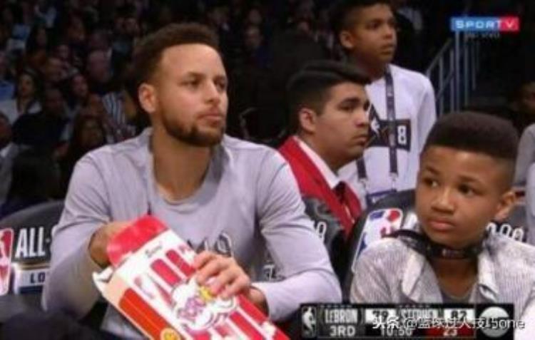 图看NBA球员偷吃的样子威少生怕被看到KD把干脆面分给小伙伴