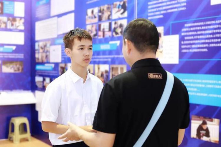 他会打乒乓球也会打篮球「假如姚明一边打篮球练乒乓球又踢足球他还会成为扣篮高手吗」