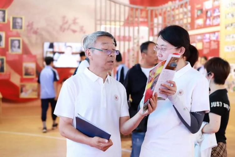 他会打乒乓球也会打篮球「假如姚明一边打篮球练乒乓球又踢足球他还会成为扣篮高手吗」