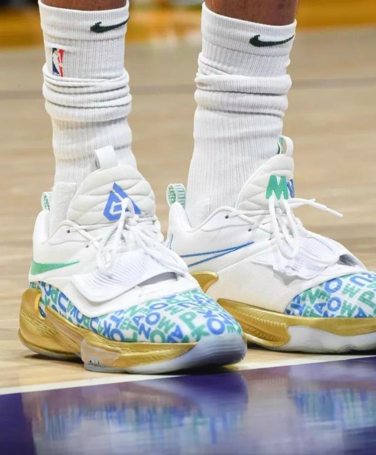 德罗赞穿科比鞋「NBA球员上脚德罗赞2双科比战靴匹克和李宁的球鞋都有」