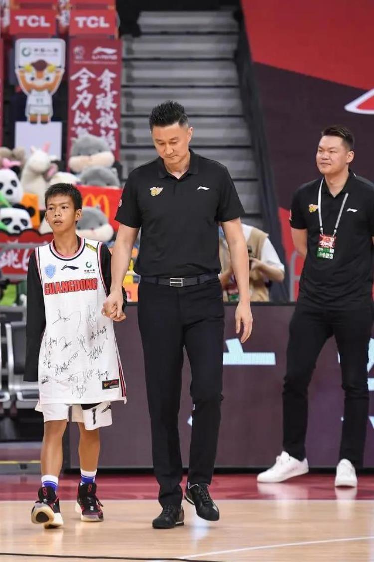 阿里巴巴蔡崇信正式邀请独臂励志篮球少年张家城去自己的NBA球队