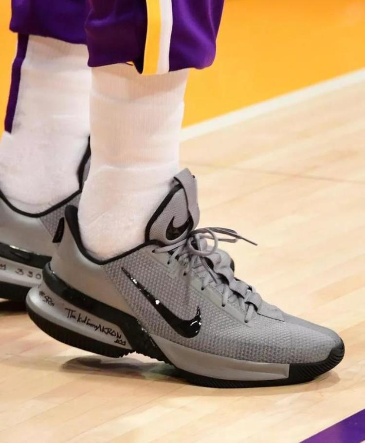 德罗赞穿科比鞋「NBA球员上脚德罗赞2双科比战靴匹克和李宁的球鞋都有」