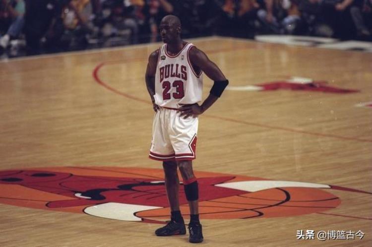 乔丹为什么是篮球历史第一人「为什么乔丹是公认的NBA第一人不抱团建立王朝工龄短荣誉最多」