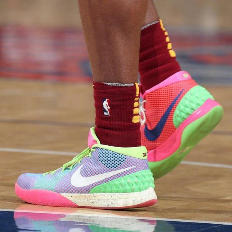 Nike欧文1到8代限量配色篮球鞋NBA赛场上脚合集你喜欢哪双