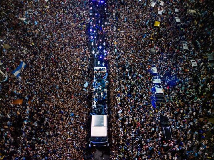世界杯足球十大不可思议进球「世界杯夺冠500万人狂欢阿根廷创纪录超罗马柏林巴黎」