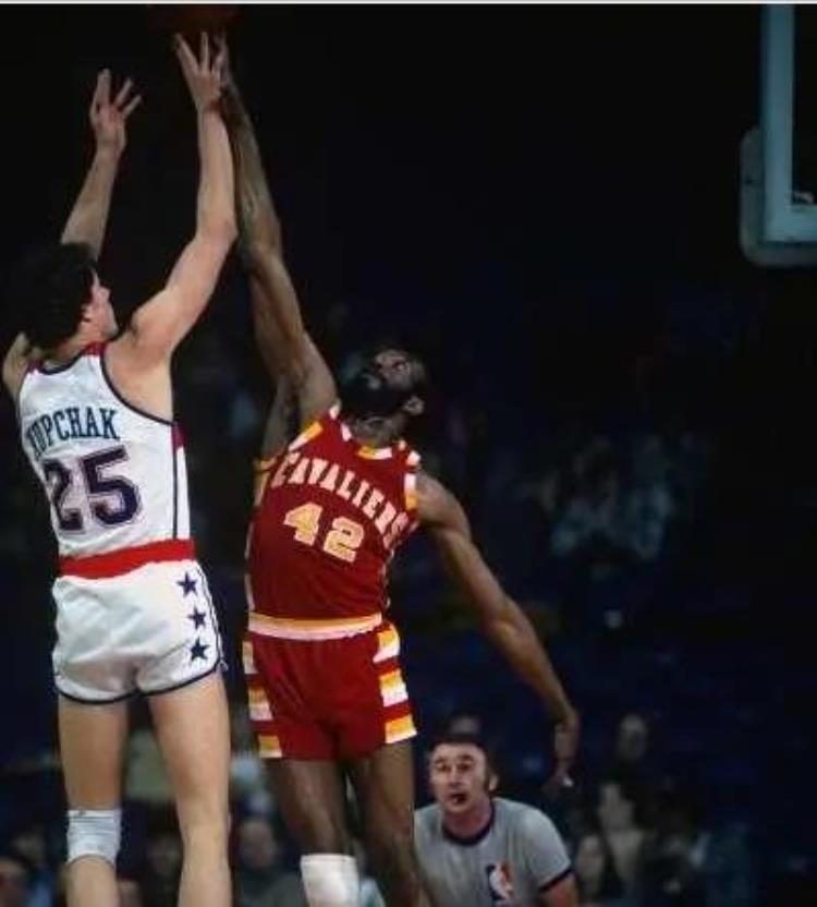 盘点NBA历史上十大中锋奥拉朱旺仅排第五大卫罗宾逊上榜