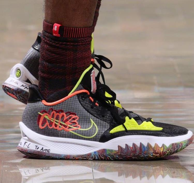 耐克篮球欧文限量版「Nike欧文1到8代限量配色篮球鞋NBA赛场上脚合集你喜欢哪双」